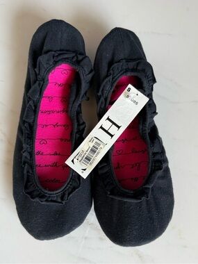 NEW HUE Women Ruffle Slippers Slip on Black Ballet Flats Shoes Footwear Size 5/6